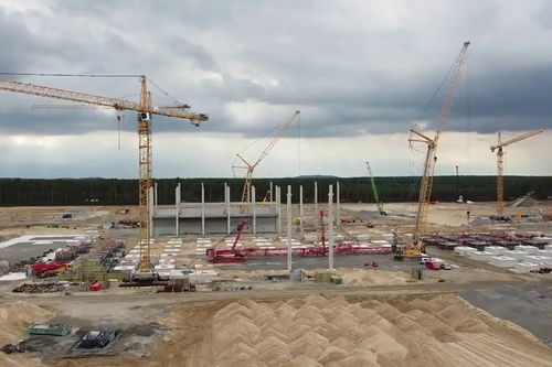 一眼望不到頭的空地,準(zhǔn)備建起特斯拉工廠,各種工程機(jī)械都在忙碌
